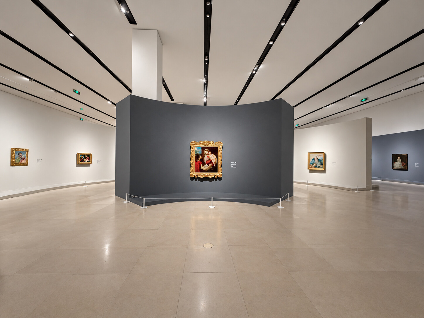 《大师之境》展览现场：宽敞展厅内，欧洲绘画作品陈列于白色与深灰色展墙上，中央为一幅金色画框的宗教题材绘画。